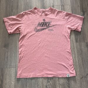 Nike Sportswear "Growth In Sport" Roots Plant T-Shirt Pink Size S Madder Root